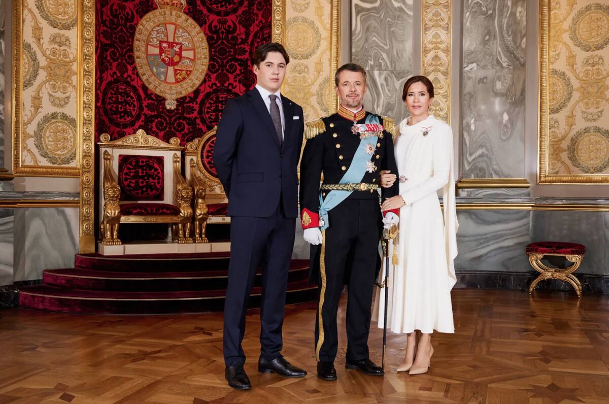 Federico X, Mary de Dinamarca y el príncipe Christian en el primer retrato oficial.