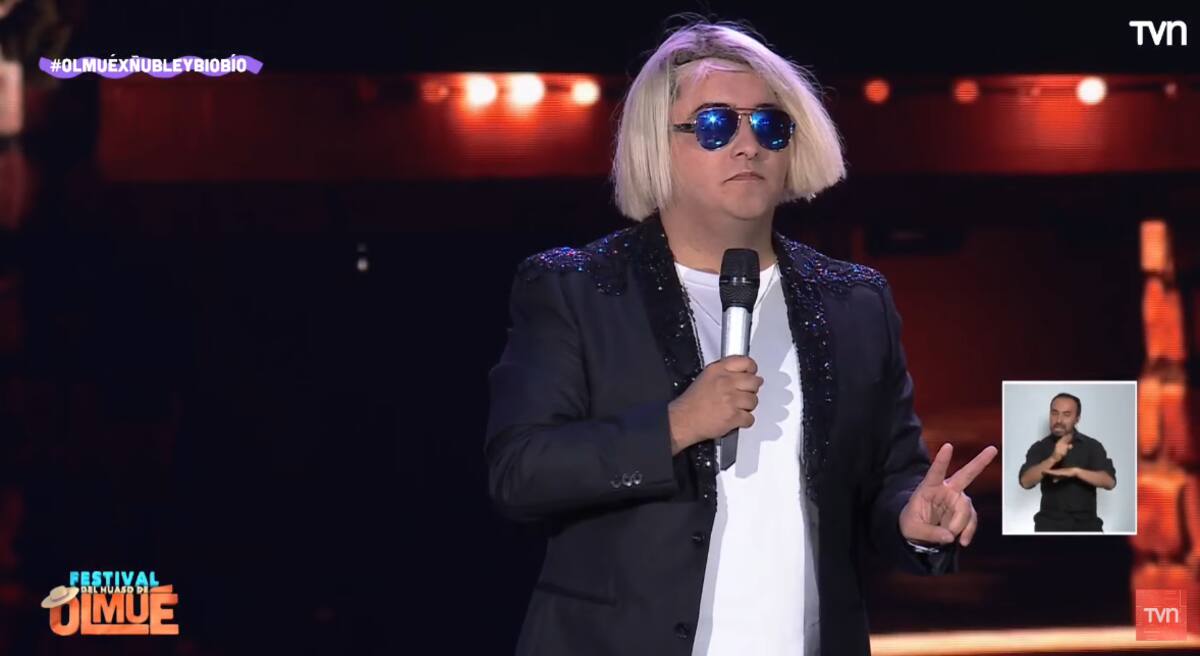 El imitador parodiando a Junior Playboy.