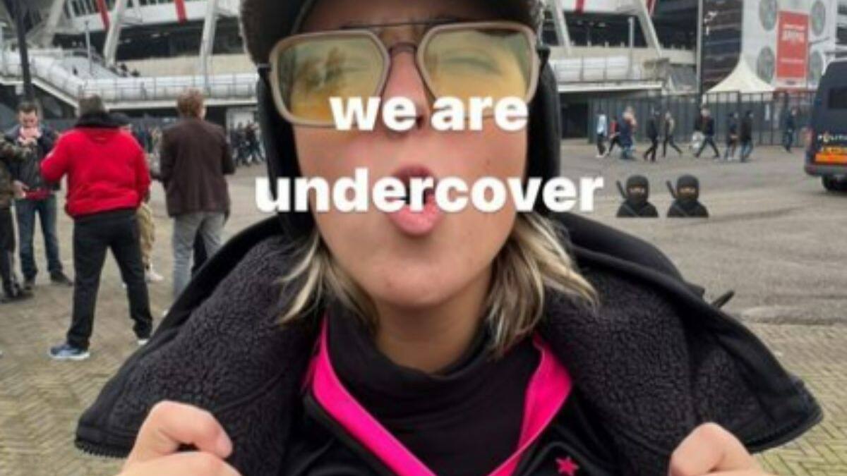 Novia de Santiago Giménez puso en riesgo su vida en el Ajax vs Feyenoord y contó su experiencia