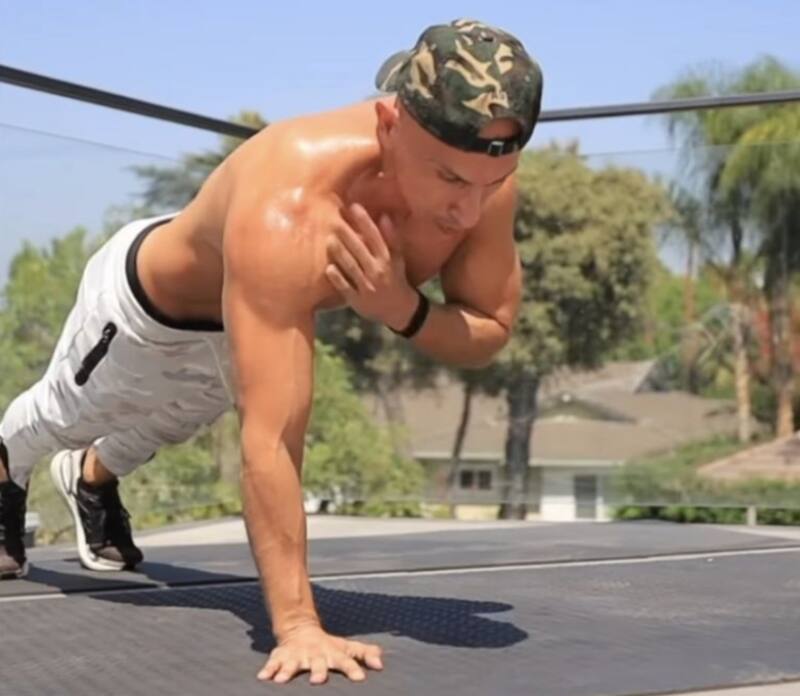 Las flexiones de brazos deben ser tocando los hombros de forma alternada al subir. | Foto: Instagram @frank_medrano