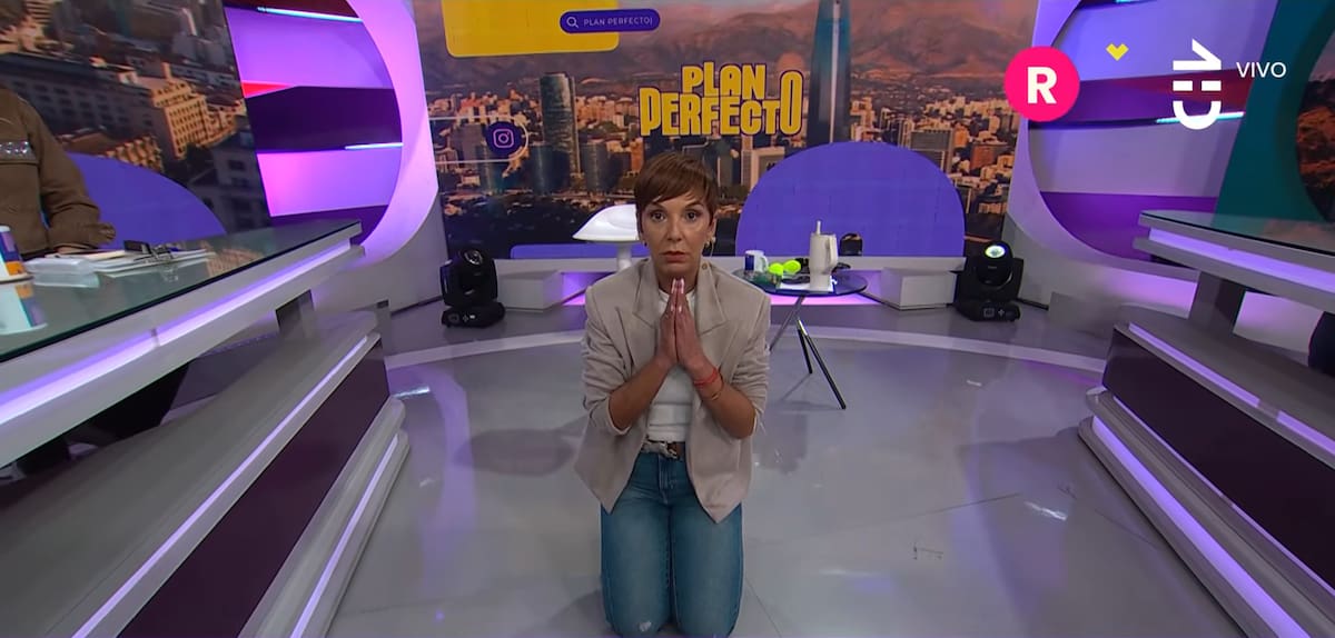 De rodillas en Plan Perfecto. Foto: Reproducción.