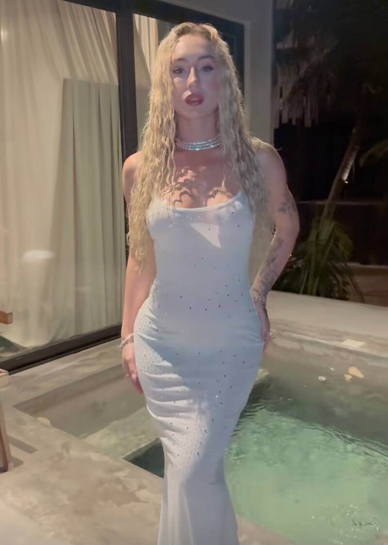 La cantante deslumbró con un total white.