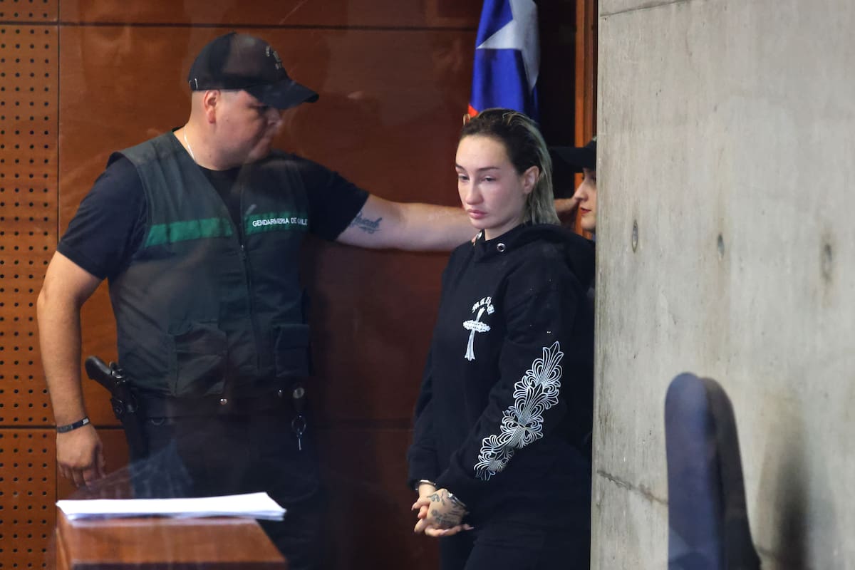 Control de detencion de la influencer tras un accidente con un repartidor en la comuna de Lo Barnechea.
Jonnathan Oyarzun/Aton Chile
