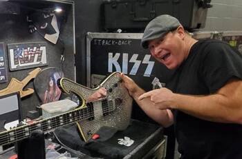 Kiss: Francis Stueber, técnico de guitarras, murió por covid; sus compañeros alegan negligencia