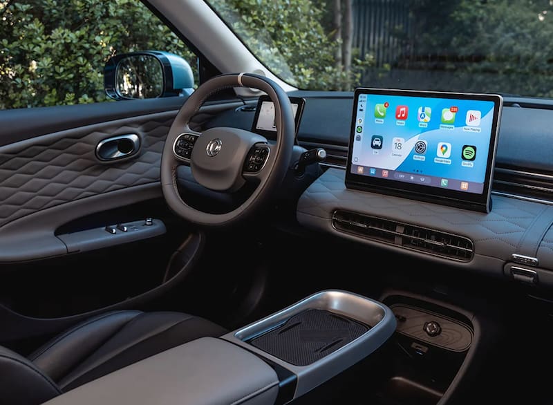 El actor maneja un increíble auto eléctrico.