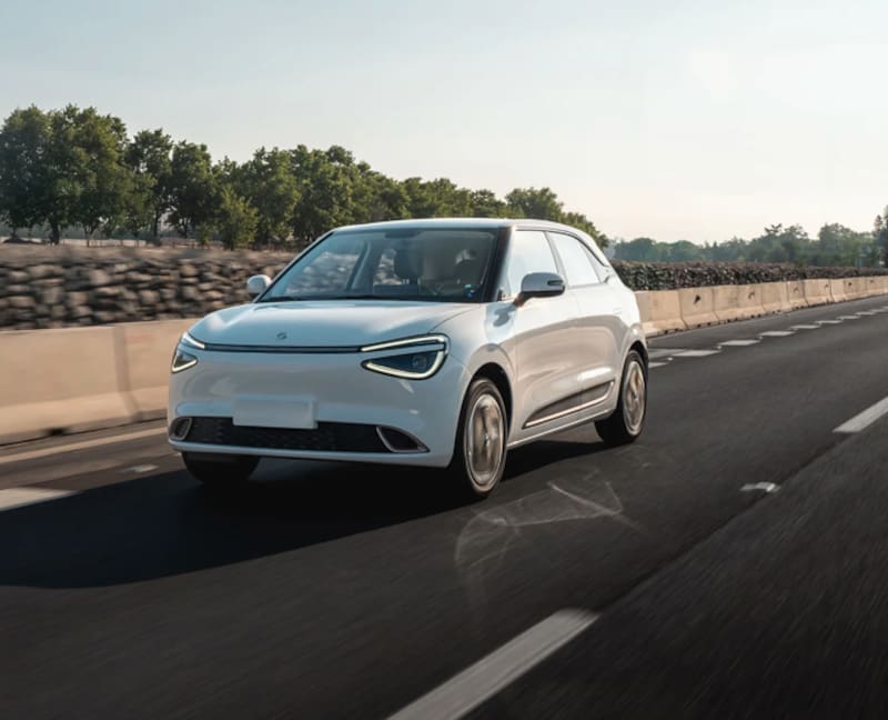 El actor maneja un increíble auto eléctrico.