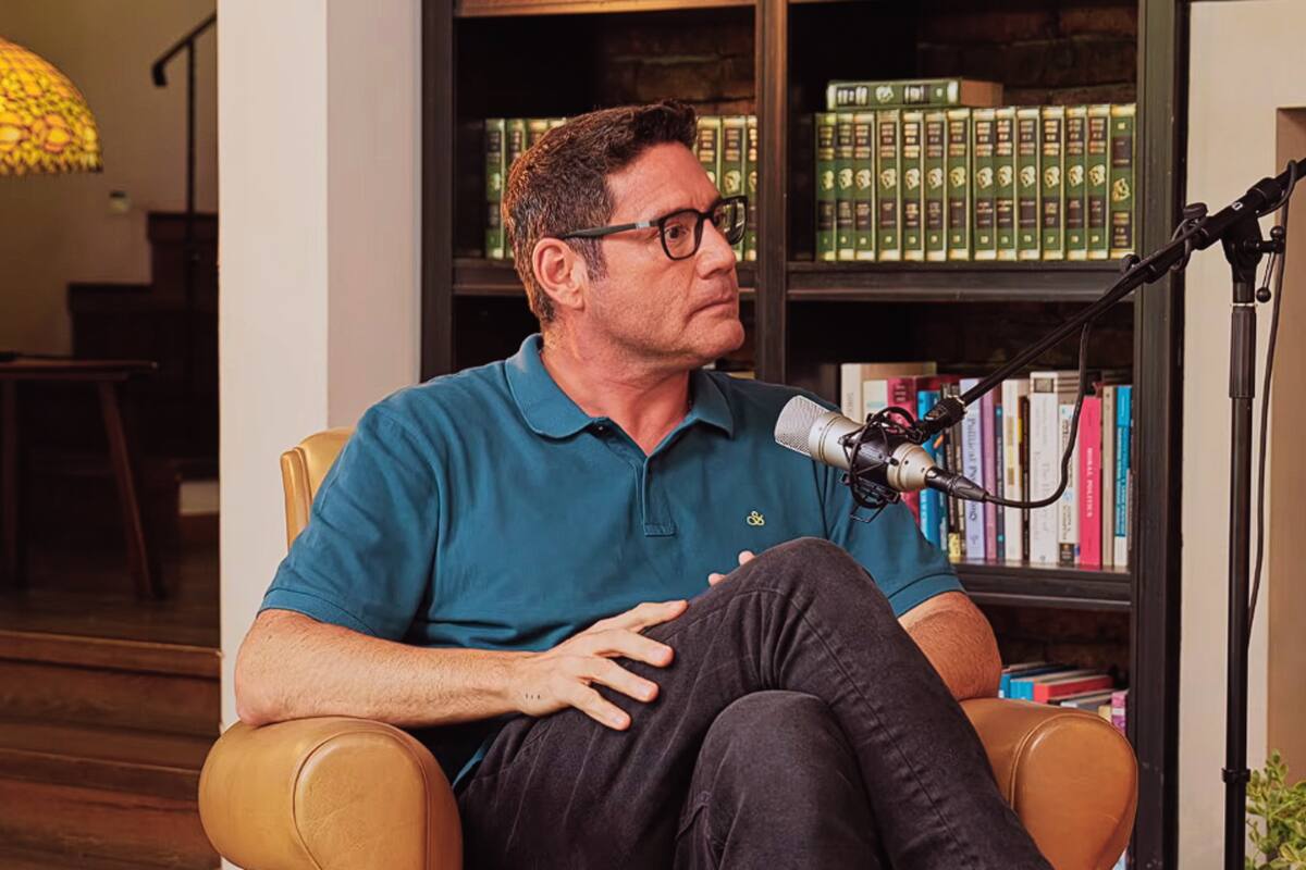 Comentando el accidente en el podcast de María Luisa Godoy. Foto: @TVN_Chile de YouTube.