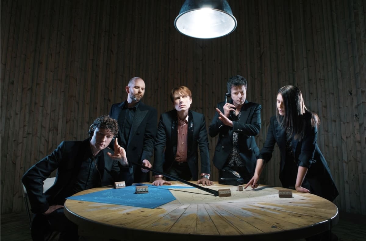 "Billy Goodbye": Franz Ferdinand estrena su primera canción con su nueva baterista y anuncia disco recopilatorio