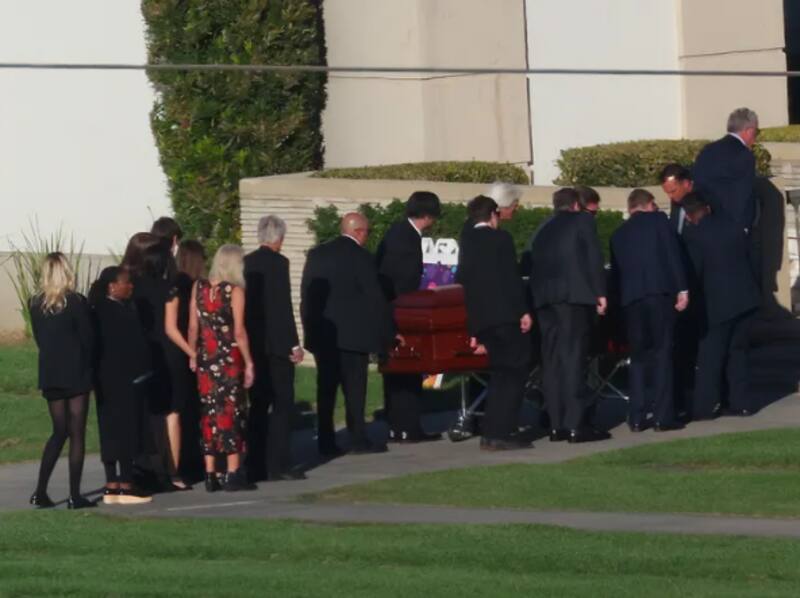 La ceremonia se llevó a cabo cerca de los Estudios de Warner Bros, lugar donde se filmó la icónica serie de televisión.