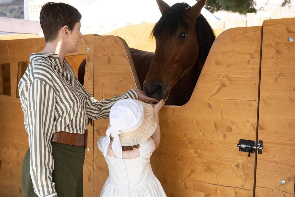 La hija de la princesa Charlene estuvo muy atenta e interesada por los animales.