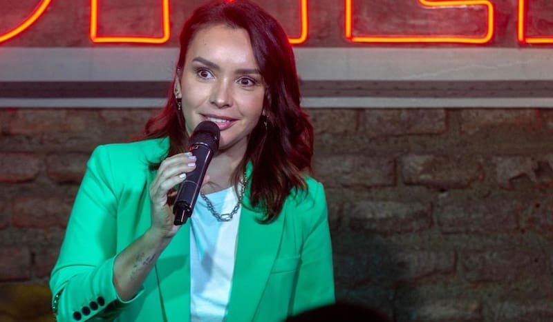 es una conocida actriz y comediante chilena.