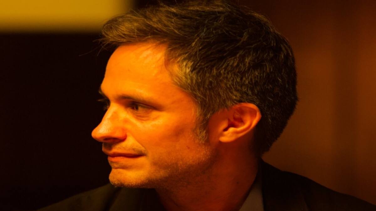 Gael García luce cabellera rubia en calles de la CDMX al lado de Bad Bunny