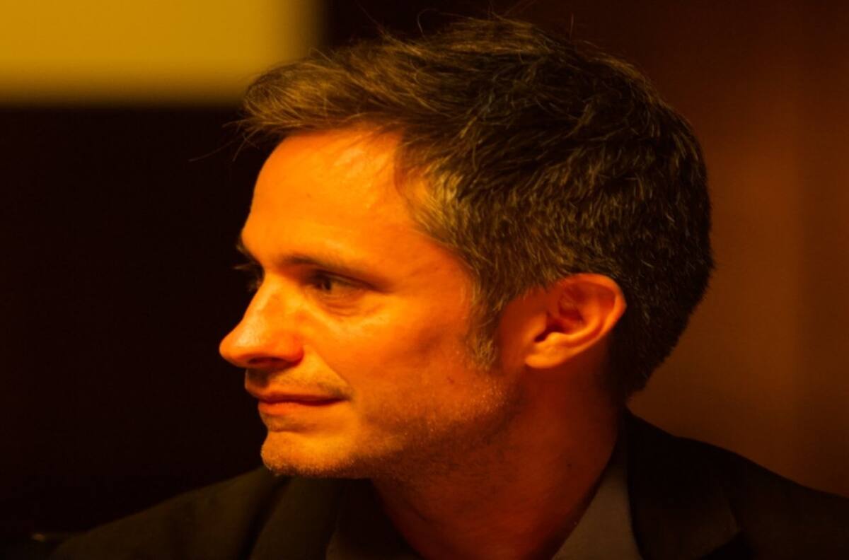 Gael García luce cabellera rubia en calles de la CDMX al lado de Bad Bunny