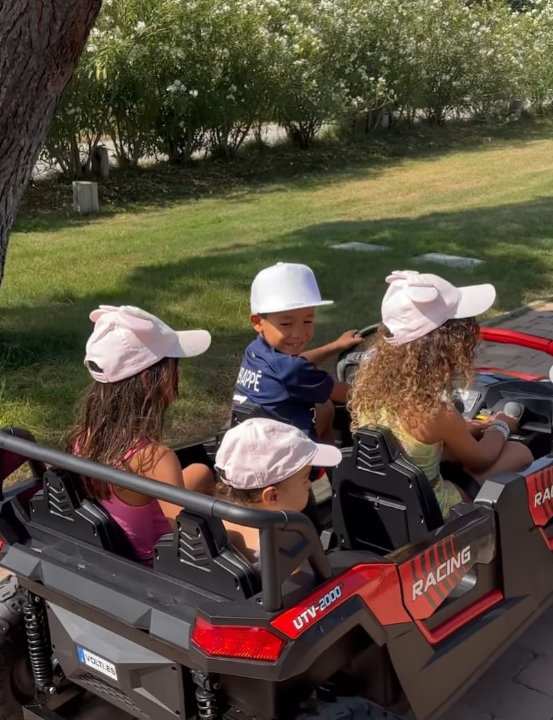 La modelo pasa unos días en Madrid, con sus hijos más pequeños, quienes pasean en un coche eléctrico.