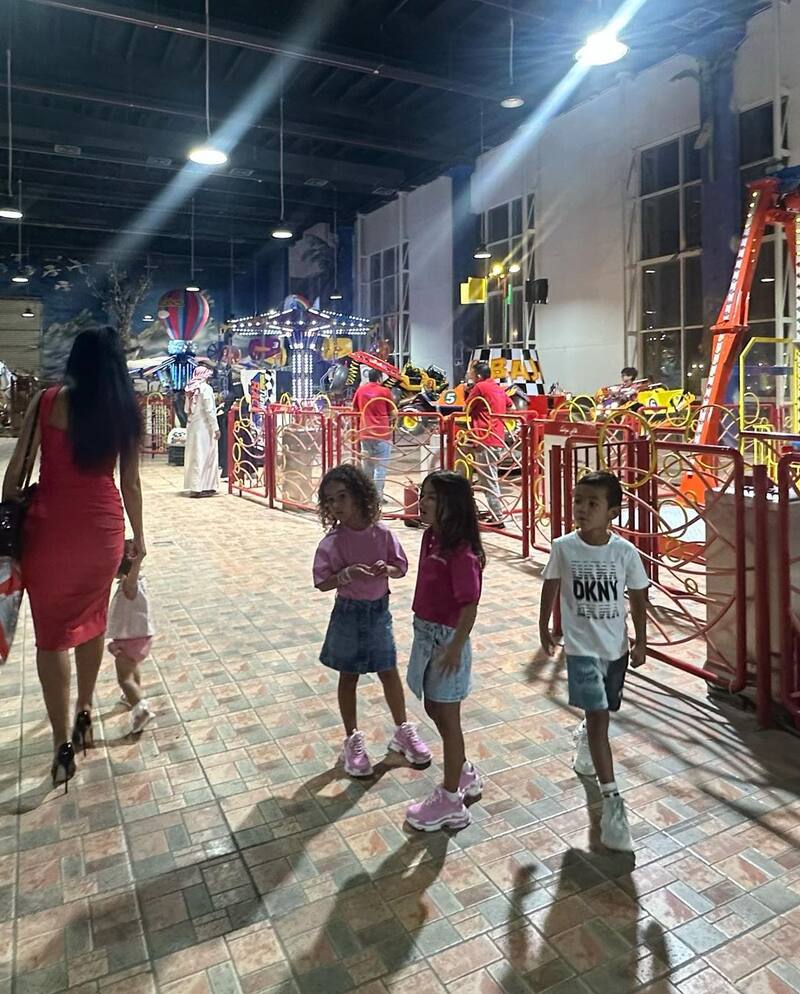 La modelo llevó a sus hijos a una feria en Riad.