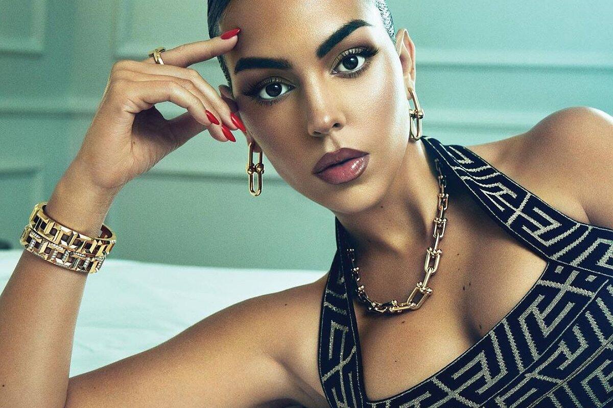 la influencer tiene una costosa colección de joyas.