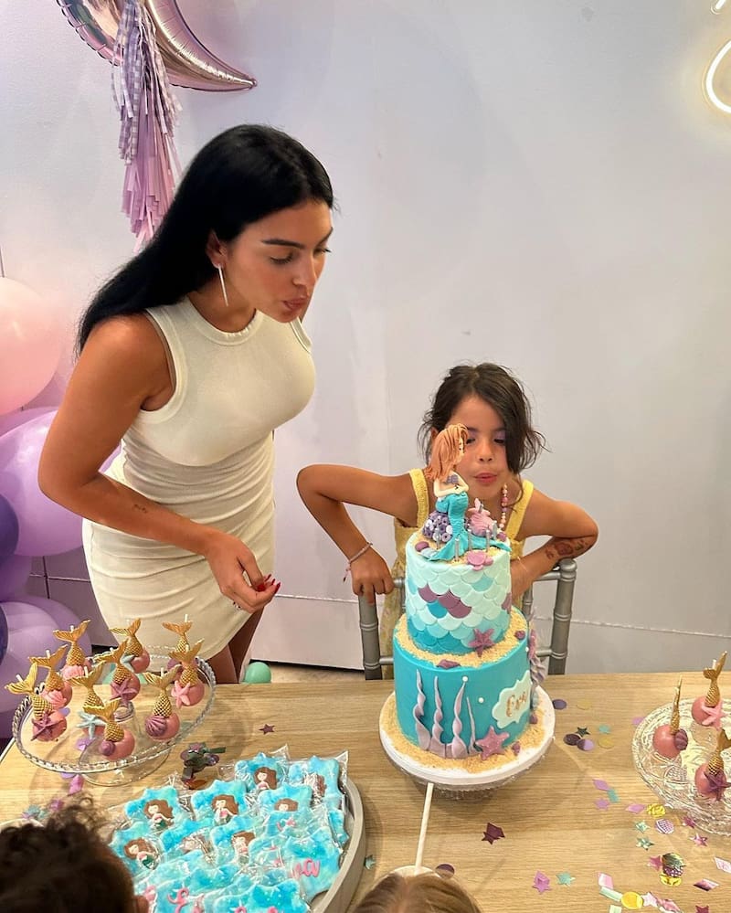 La influencer ayudó a su hija Eva a apagar las velas de su pastel cumpleañero.