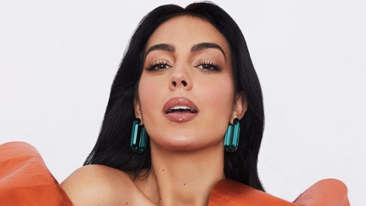 Georgina Rodríguez presume su figura con mini traje de baño rosa