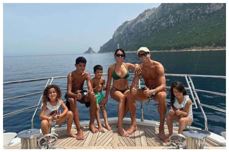 Georgina Rodríguez junto a Cristiano Ronaldo y cuatro de sus cinco hijos: Cristiano jr, Eva, Mateo y Alana Martina Solo falta Esmeralda.