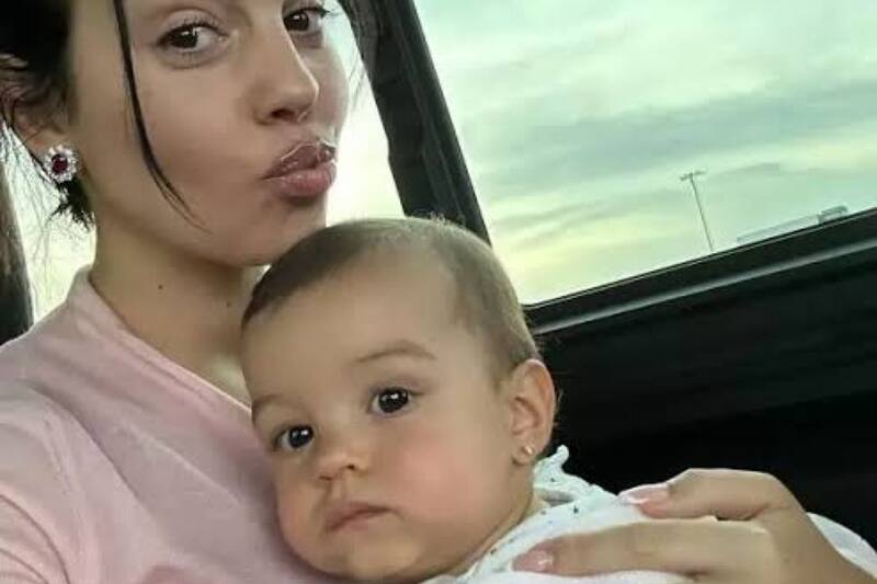 La influencer posa con su bebé, quien a su corta edad, usa ropa de marca y joyería de lujo.
