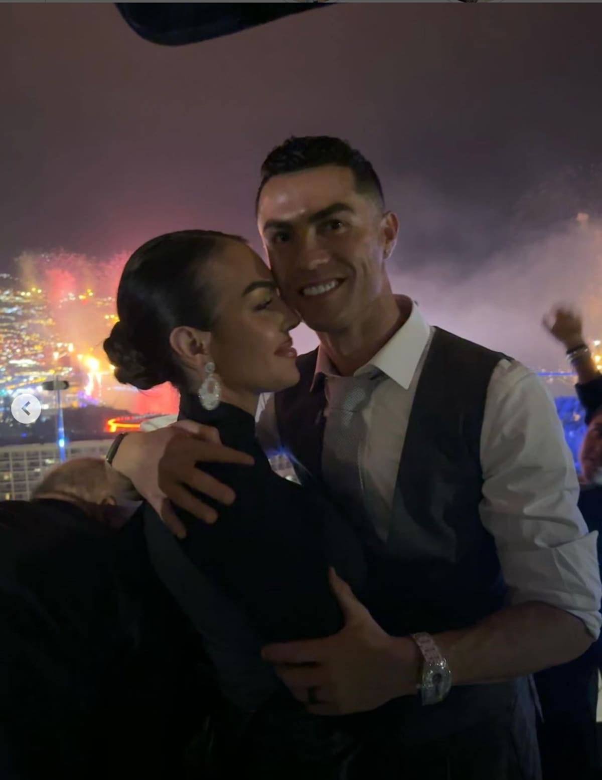Con un espectacular show pirotécnico de fondo, Georgina Rodríguez y Cristiano Ronaldo pasaron Año Nuevo en Portugal. Foto: Instagram Georgina Rodríguez.