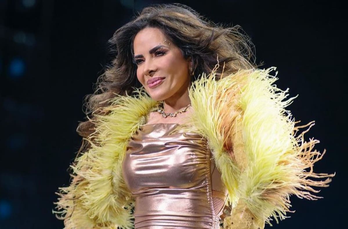 Gloria Trevi causa polémica por escupir al público en pleno concierto