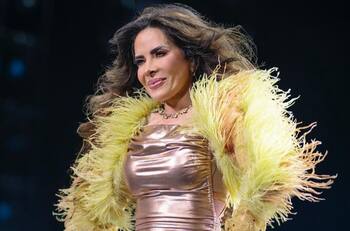 Gloria Trevi causa polémica por escupir al público en pleno concierto