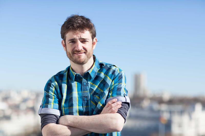 es un actor y comediante español de 45 años de edad.