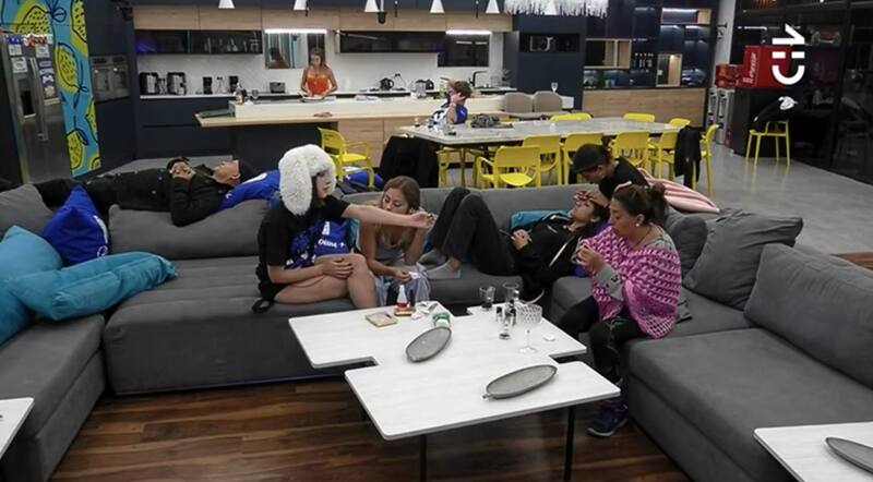 iCata conversando con sus compañeras de "Gran Hermano" Chile. Foto: CHV.