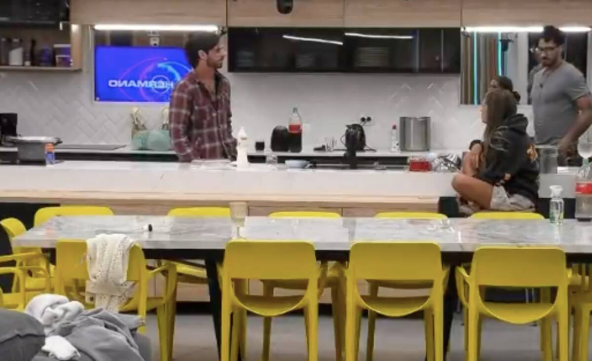 Alessia Traverso conversando con Jorge Aldoney. Foto: CHV.