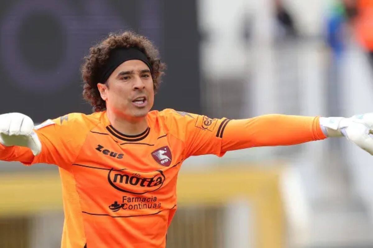 Guillermo Ochoa firmó por un año más con el Salernitana. (Twitter)