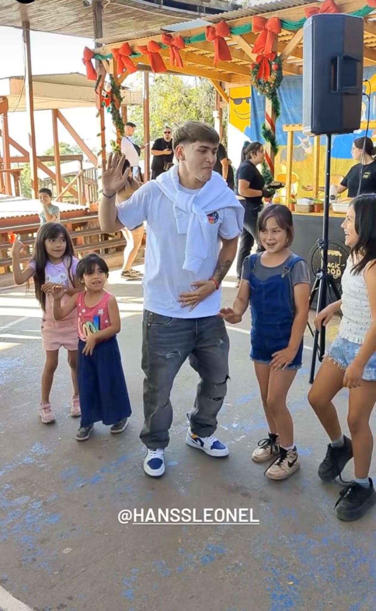 El exparticipante del reality de CHV repartió regalos de Navidad.