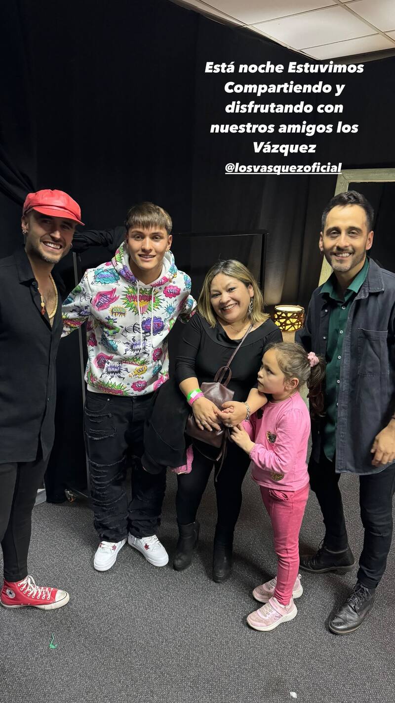 Foto de Hans Valdés y su familia con Los Vásquez