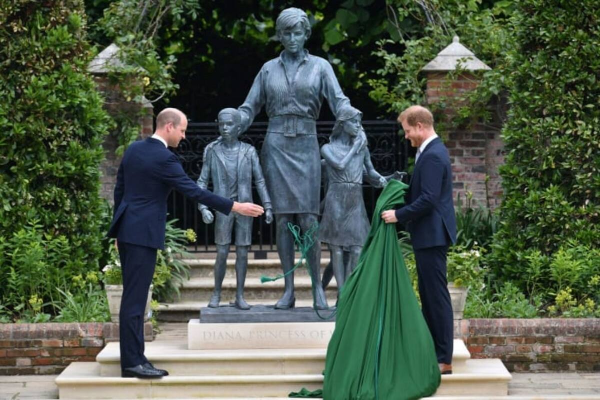 Harry y William develan estatua de Lady Di - Créditos: Amaly