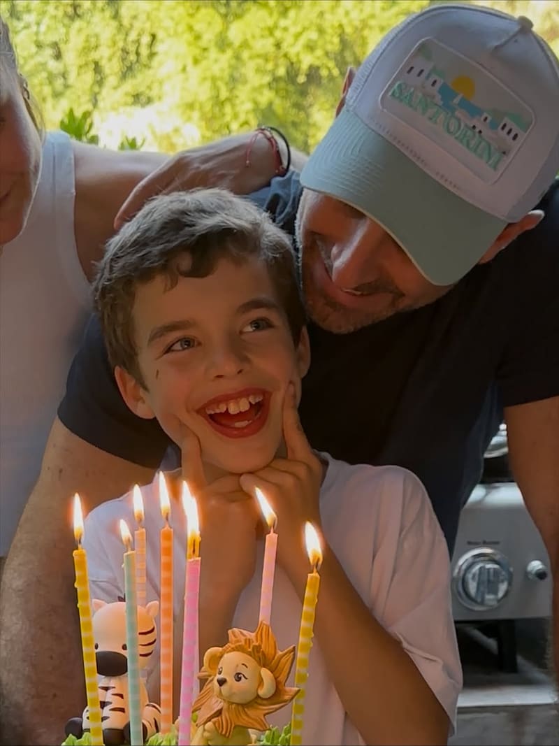 Pedro Milagros luce igual a su madre.