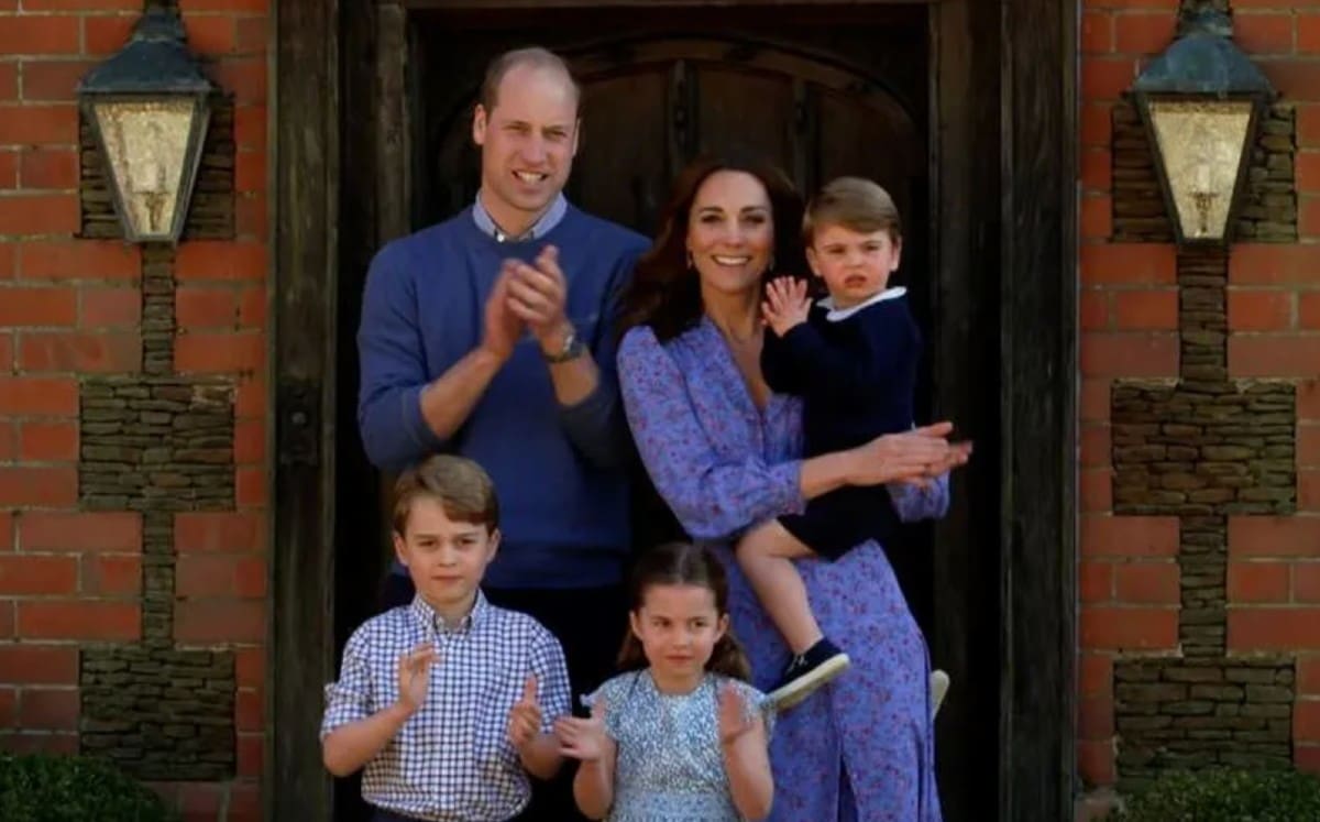Kate Middeton posó junto a su esposo e hijos, a quienes consintió con un adorable regalo