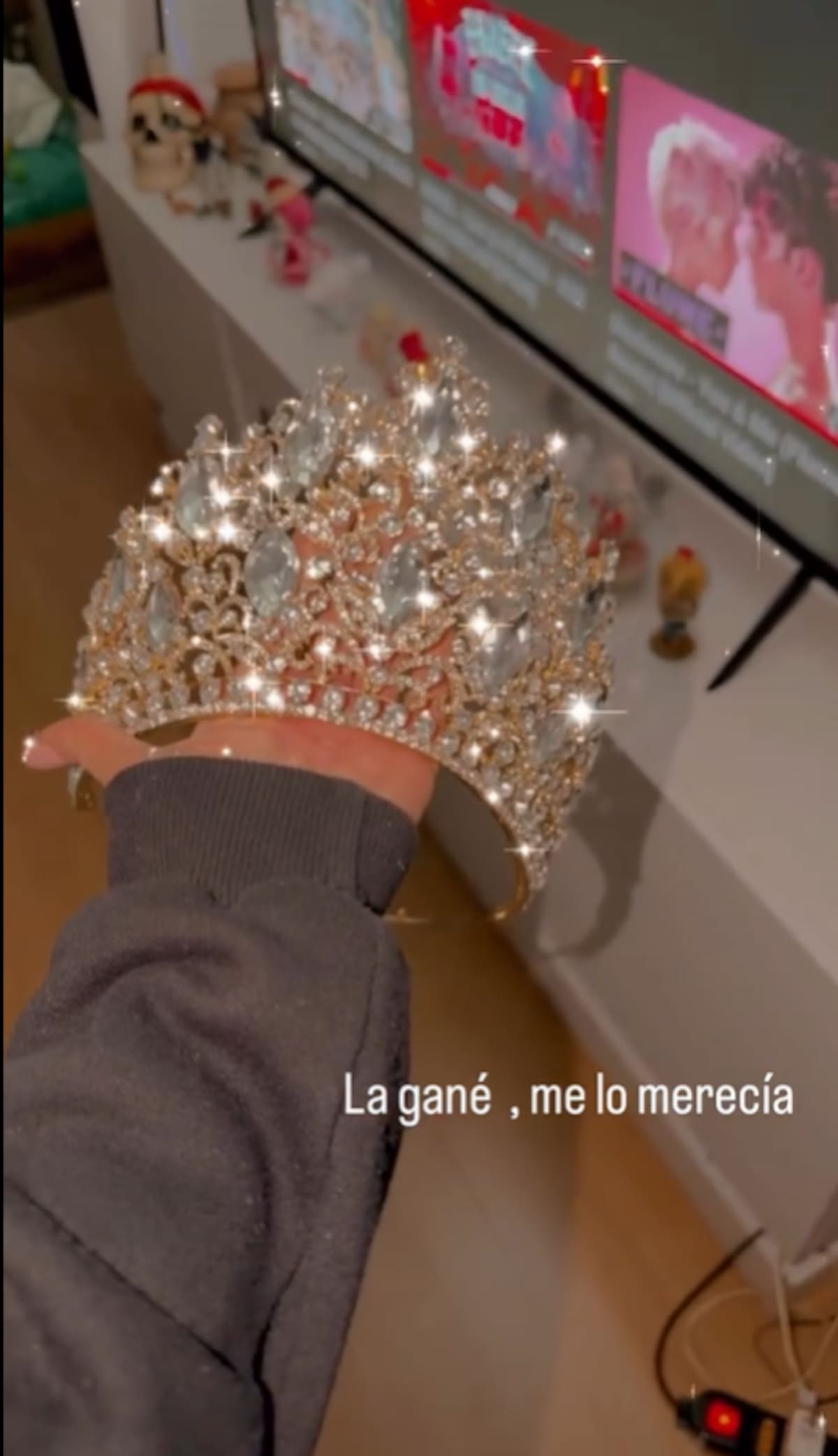 Con su corona de Miss Universo Santiago. Foto: @lamichelson11