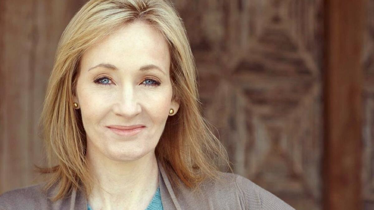 J. K. Rowling vuelve a la carga contra activistas trans: critica a grupo que boicoteó evento feminista