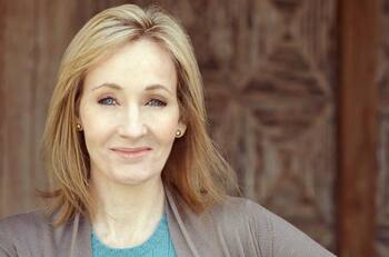 J. K. Rowling vuelve a la carga contra activistas trans: critica a grupo que boicoteó evento feminista