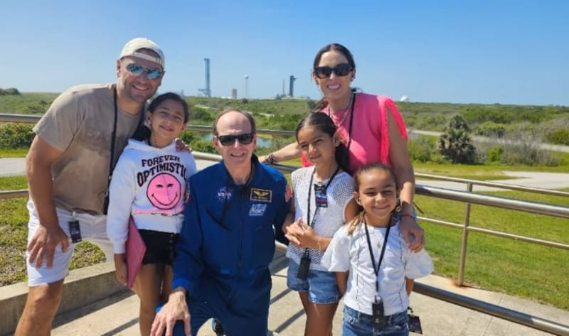 La conductora y su familia tuvieron como guía en la NASA al astronauta Steve Smith, quien fue cuatro veces al espacio.