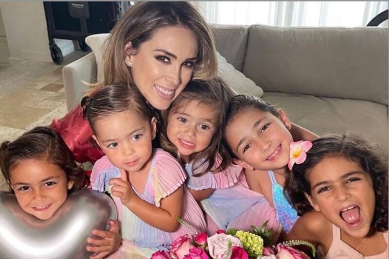 Jacky Bracamontes La conductora celebró en grande el cumpleaños de dos de sus hijas.  - Créditos: Instagram @jackybrv