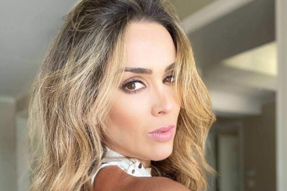Jacky Bracamontes La conductora deslumbró en un vestido dorado. - Créditos: Instagram @jackybrv