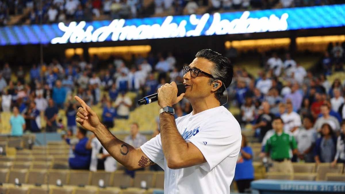 Jaime Camil recibe críticas por cantar el Himno de EU en partido de los Dodgers
