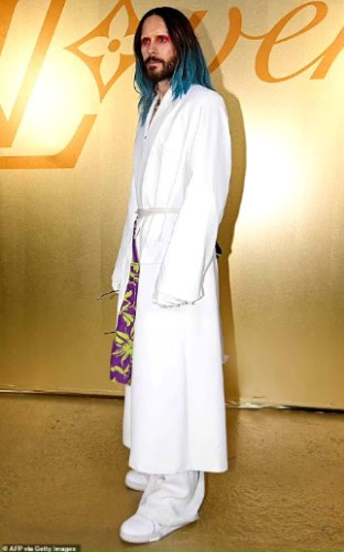 El actor se puso una barba bien cuidada y una larga gabardina blanca.