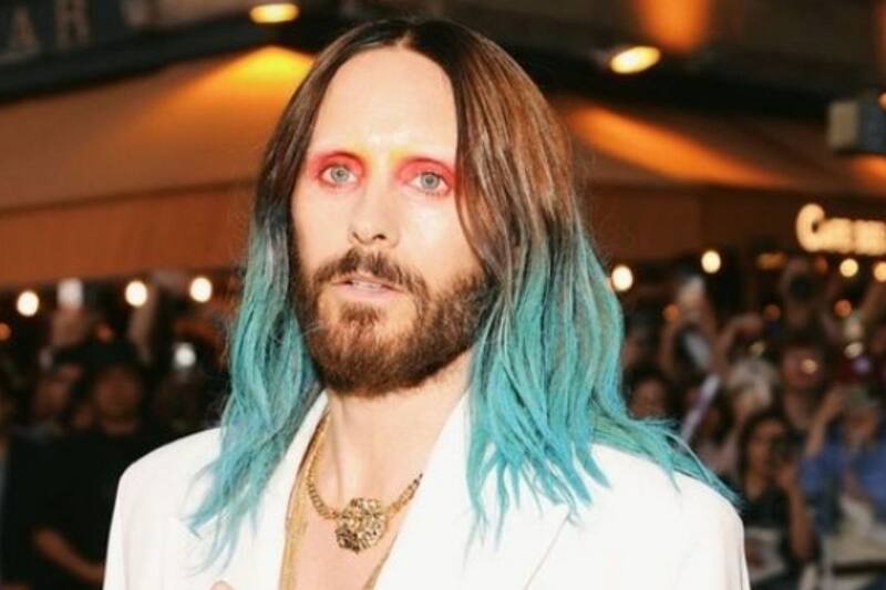 El actor posó lució un look exrtrvagante en la emana de la Moda de París.