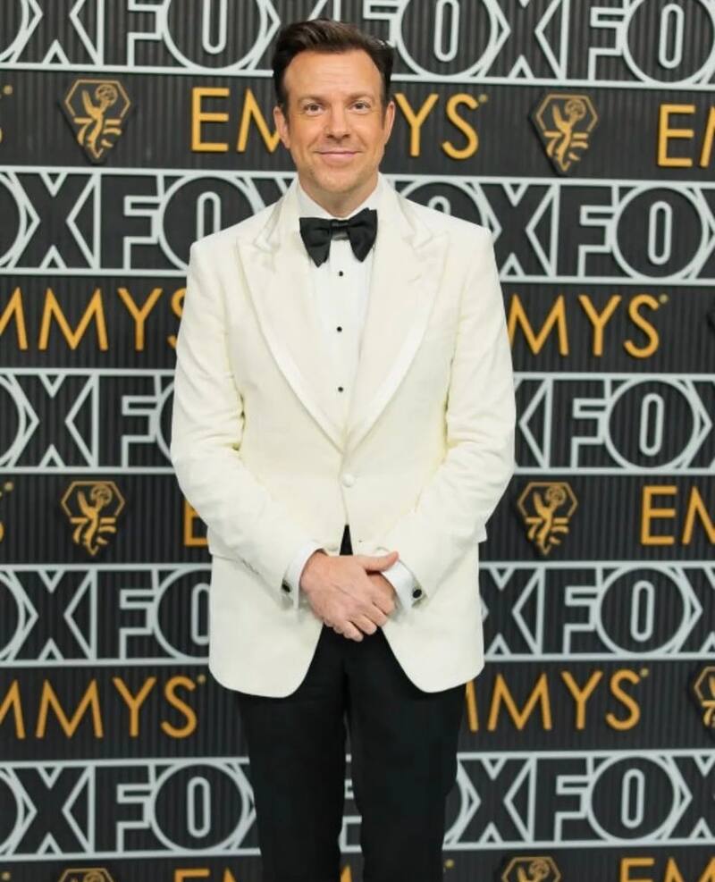 Jason Sudikis destacó con un saco blanco.