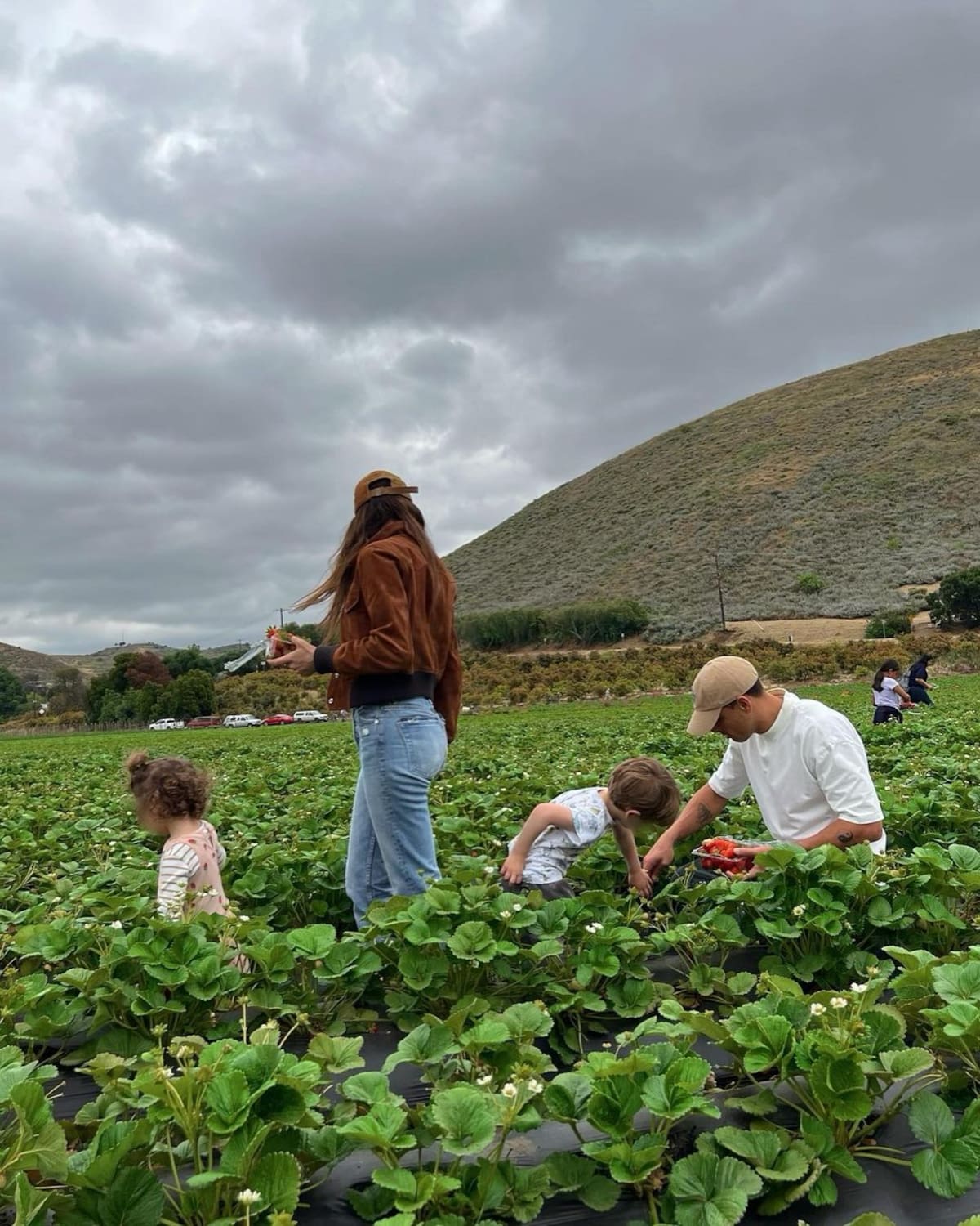 El futbolista se dejó ver coviviendo con su ex, Sarah Kohan, y sus hijos Noah y Nala.
