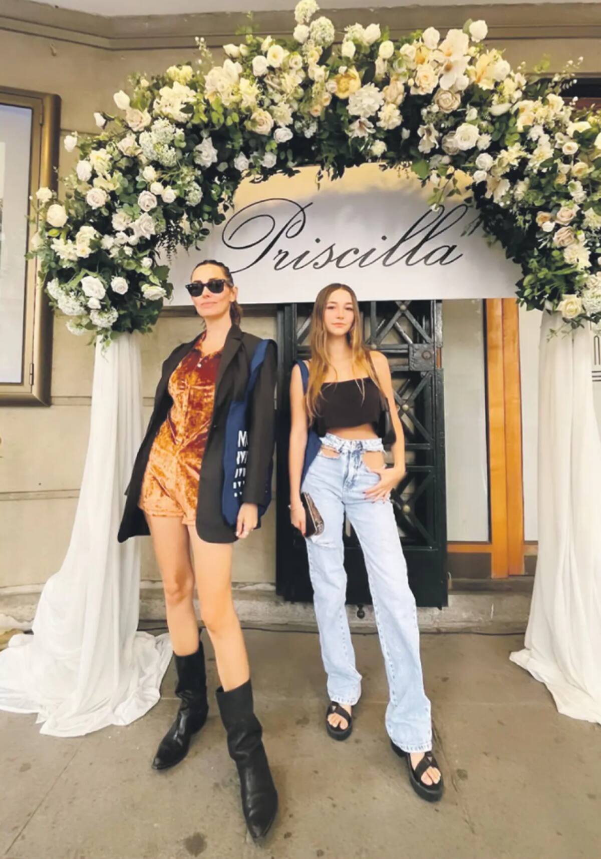 Javier Díaz de Valdés y Rosa Mackenna fueron juntas a ver el estreno de lo nuevo de Sofía Coppola, "Priscilla".
