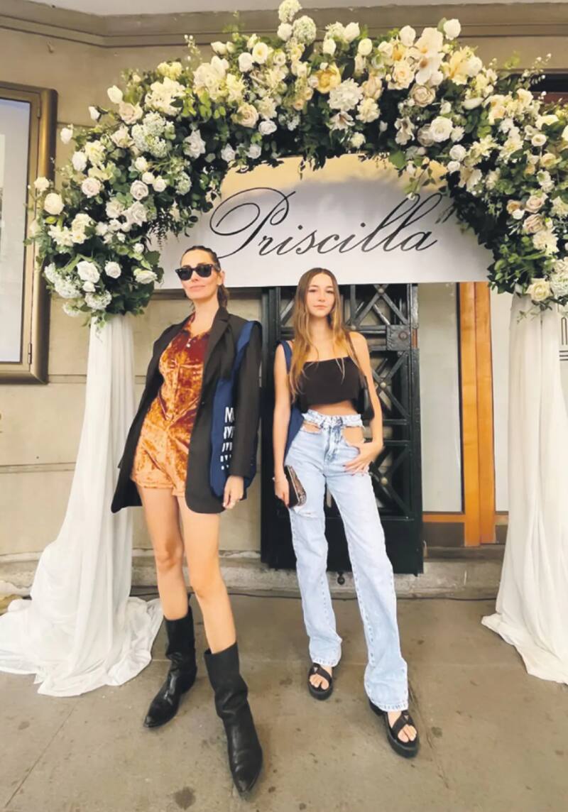 Javier Díaz de Valdés y Rosa Mackenna fueron juntas a ver el estreno de lo nuevo de Sofía Coppola, "Priscilla".