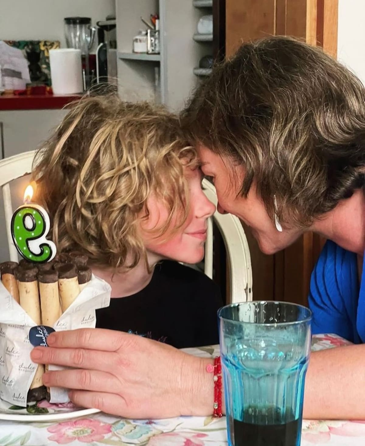 Javiera Contador junto a su hijo Theo.